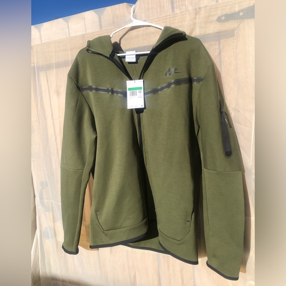 I have for sale this set of Nike XL dark green color this new